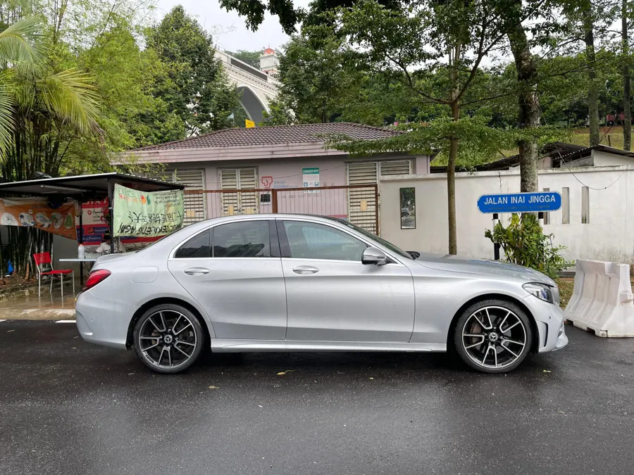 Mercedes-Benz C300 · Silver