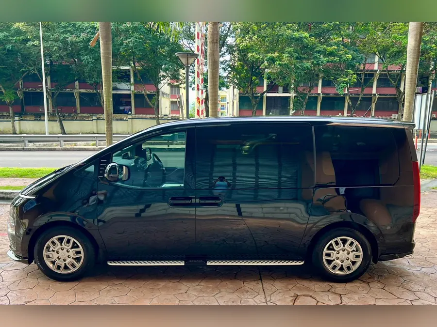 Hyundai Staria · Black