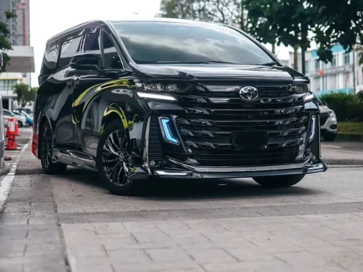 Toyota Vellfire Z · Black